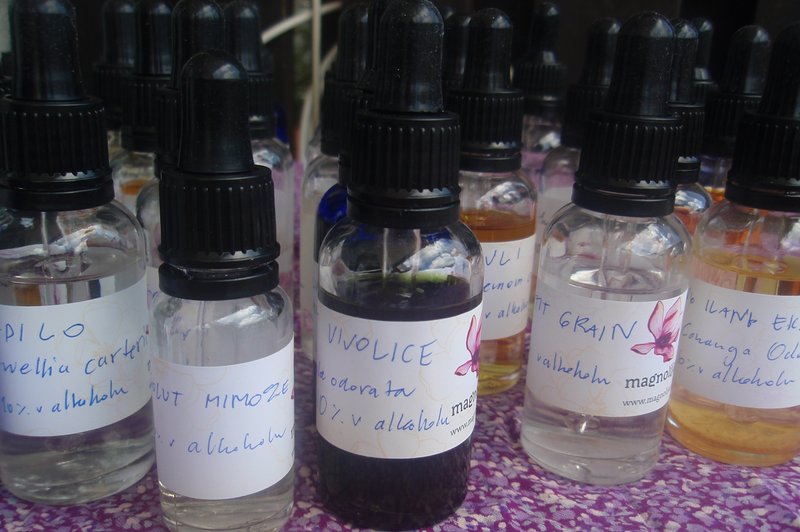 Vabilo na delavnico izdelave botaničnih parfumov (foto: NIna Medved)