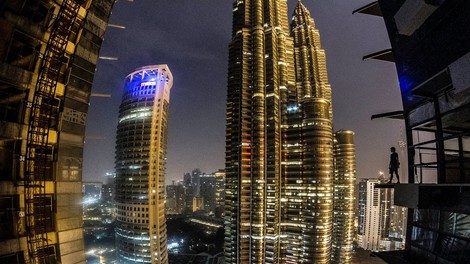 Vrtoglavi vzpon na najvišje malezijske stavbe iz protesta