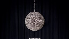 Ta dizajnerski kos, na katerem se blešči 22.000 kristalov Swarovski, je ocenjen 176,000 evrov.