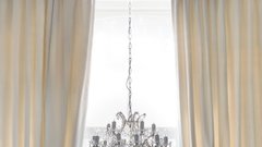 Kopalna kad, ki je okrašena s kristali Swarovski (in to kar 22.000 njih) bi stala 176,000 evrov.