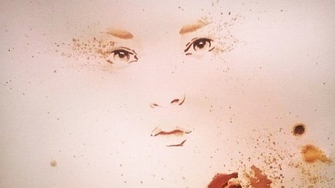 Umetnik, ki svoje akvarele slika s sladoledom!