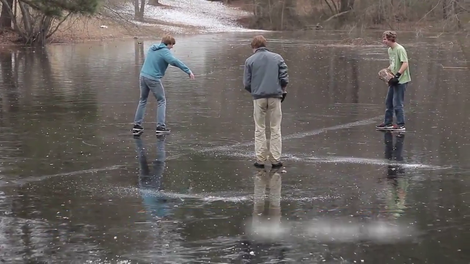 Kaj narediš, če prijatelj stoji na tankem ledu? Pod noge mu vržeš ogromen hlod, seveda.