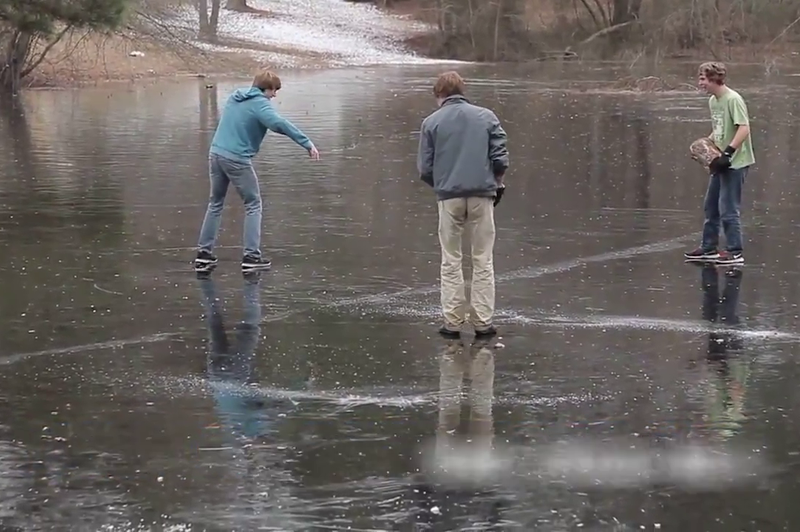 Kaj narediš, če prijatelj stoji na tankem ledu? Pod noge mu vržeš ogromen hlod, seveda. (foto: YouTube)
