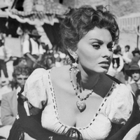 Vsi so čisto navdušeni nad nostalgičnim modnim trendom, ki se imenuje "nonna" moda: oponaša videz italijanskih babic, ki ni niti malo "nonast"