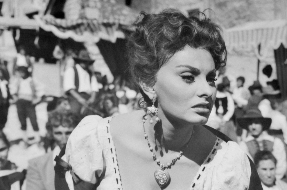 Vsi so čisto navdušeni nad nostalgičnim modnim trendom, ki se imenuje "nonna" moda: oponaša videz italijanskih babic, ki ni niti malo "nonast" (foto: profimedia)