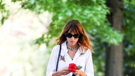 Alexa Chung lovi zadnje tople dneve