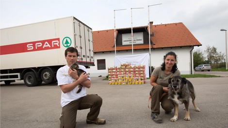 SPAR Slovenija zavetiščem za živali podaril 10.000 dnevnih obrokov