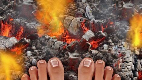 Hoja po ognju - brez opeklin in mistificiranja čez žerjavico