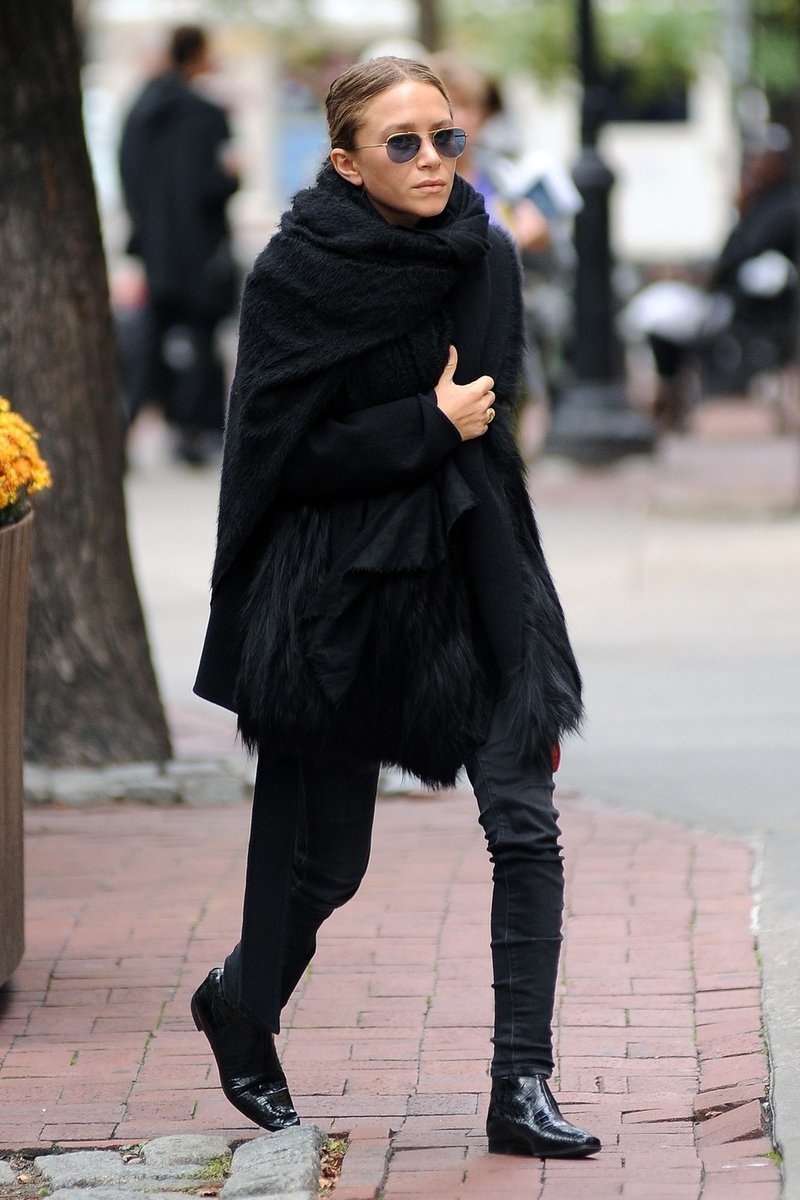 Mary-Kate Olsen se je zavila v črnino (foto: profimedia)