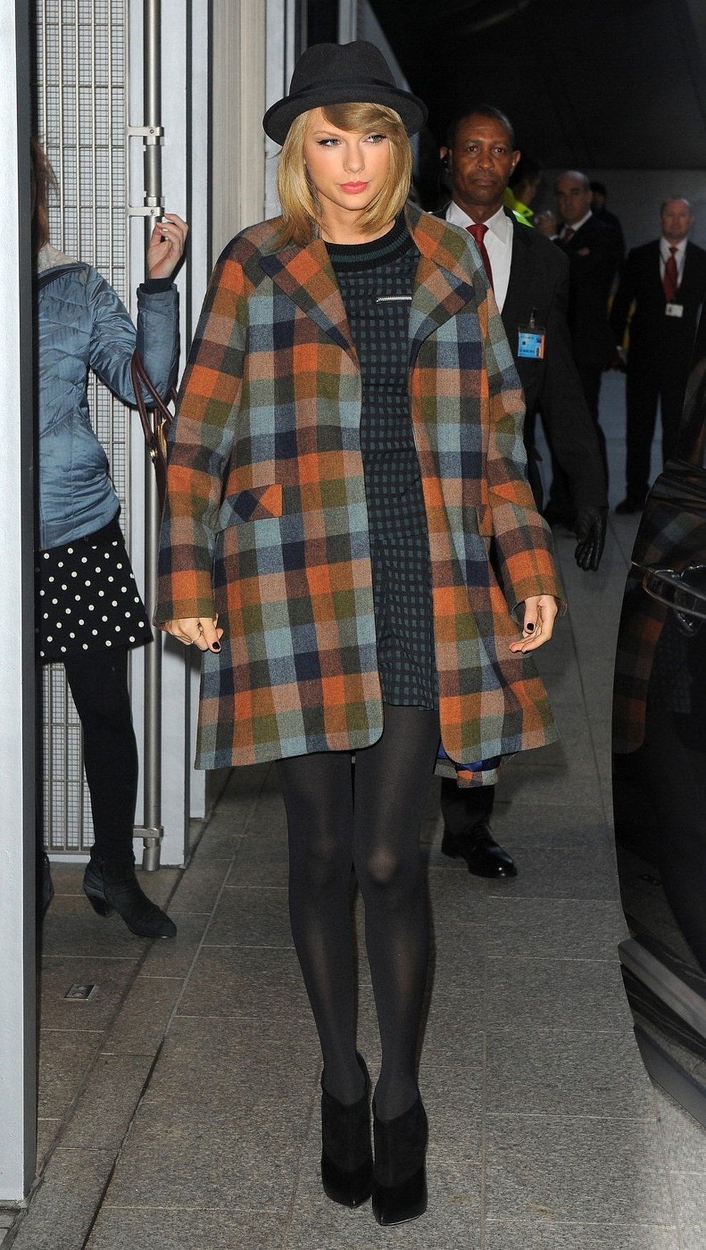 Taylor Swift v simpatičnem plaščku (foto: profimedia)