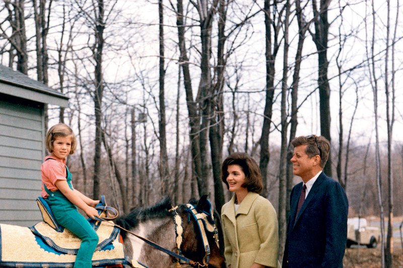 Preden je spoznala Aristotla, je bila Jackie deset let poročena z nekdanjim ameriškim predsednikom Johnom F. Kennedyjem.  (foto: revija Lea)