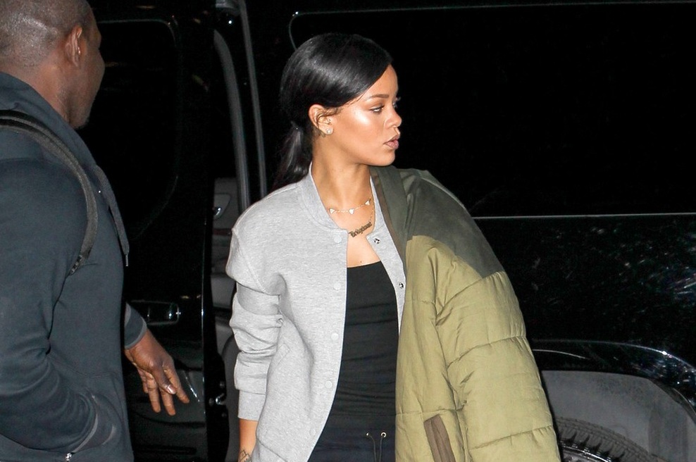 Rihanna sproščeno a še vedno kul (foto: profimedia)