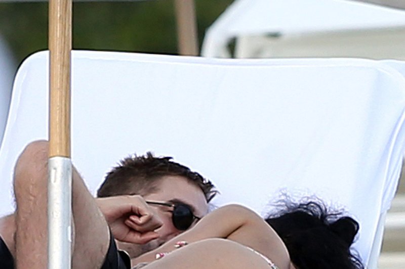 Vroče: Robert Pattinson s svojo drago ujet v Miamiju (foto: Profimedia)