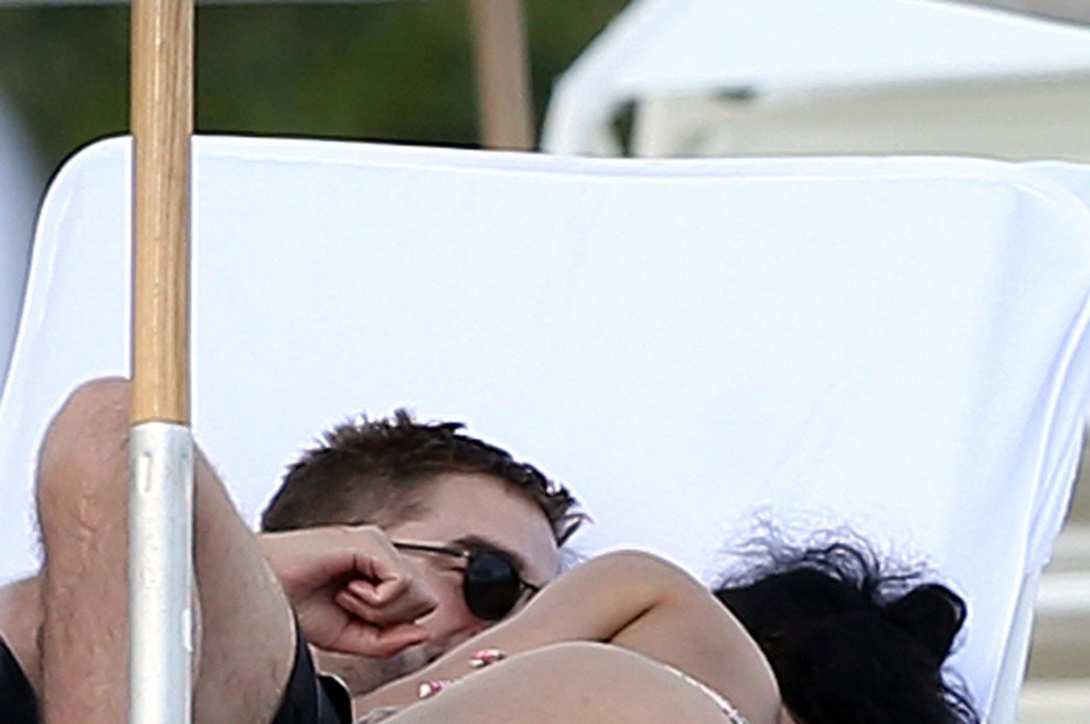 Vroče: Robert Pattinson s svojo drago ujet v Miamiju (foto: Profimedia)