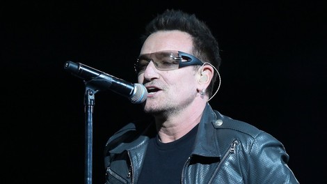 Pevec skupine U2 se prihodnjih nekaj mesecev ne sme niti premakniti