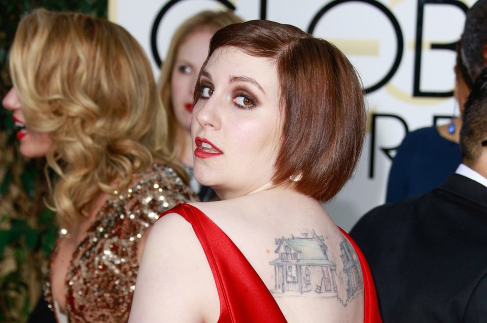 Lena Dunham brez sramu pokazala, kaj je nosila pod rdečo obleko (foto: Profimedia)
