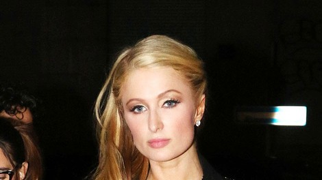 Si je Paris Hilton povečala prsi?