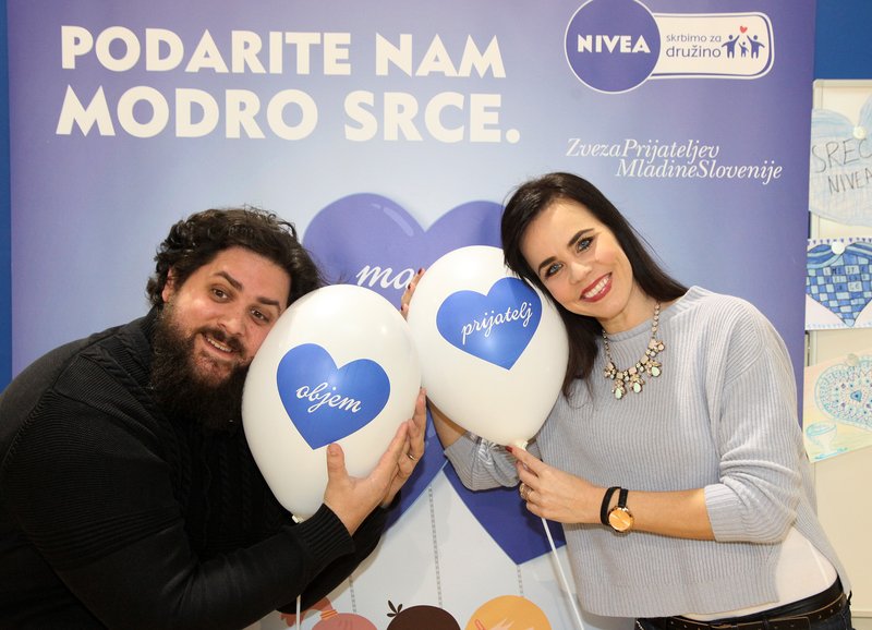 Ambasadorja akcije NIVEA Podarite nam modro srce, Lorella Flego in Boštjan Gorenc Pižama. (foto: NIVEA)