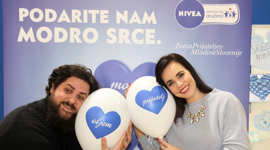 Ambasadorja akcije NIVEA Podarite nam modro srce, Lorella Flego in Boštjan Gorenc Pižama. (foto: NIVEA)