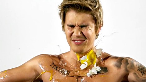 VIDEO: V Justina Bieberja zmetali jajca!