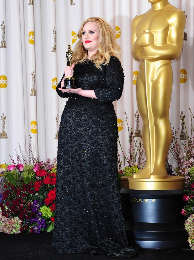 Adele je leta 2013 prejela oskarja za za najboljšo pesem Skyfall, ki je bila že prej nagrajena tudi z grammyjem …
