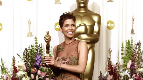 Foto: 13 ikoničnih oblek z Oskarjev