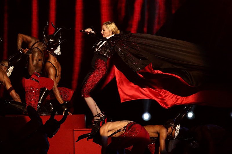 Brit Awards 2015 zaznamoval Madonnin padec z odra (foto: Profimedia)