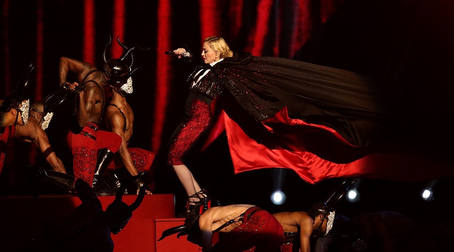 Brit Awards 2015 zaznamoval Madonnin padec z odra (foto: Profimedia)