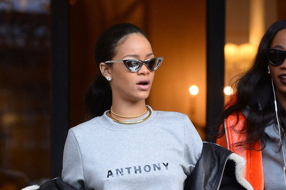 Vse oči so bile uprte v Rihannine čevlje! (foto: Profimedia)