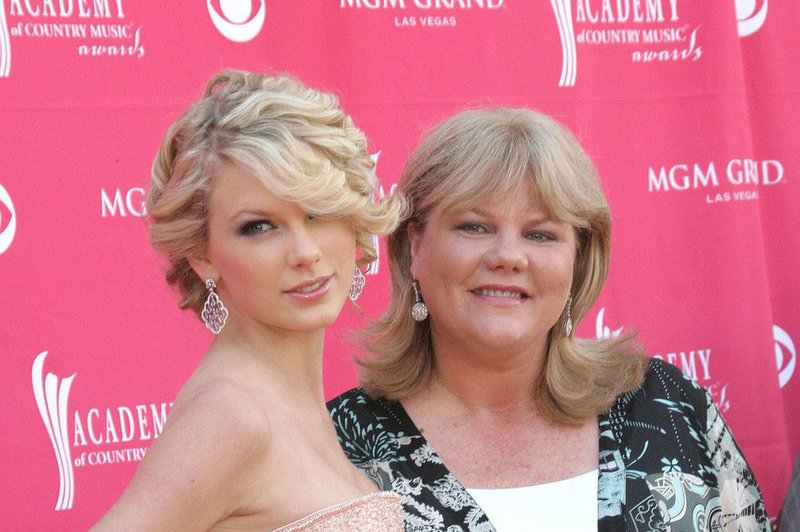 Taylor Swift zaradi mame ovita v žalost (foto: Profimedia)