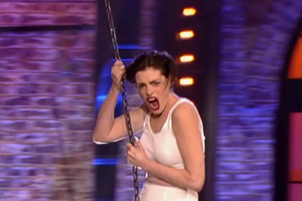 Wrecking Ball v izvedbi Anne Hathaway te bo nasmejal do solz (foto: Profimedia)