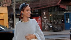Rihanna presenetila z nenavadno opravo