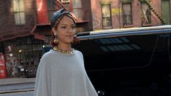 Rihanna presenetila z nenavadno opravo