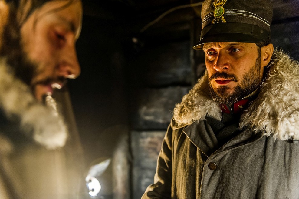 Film Vrnili se bodo travniki z univerzalno človečnostjo pripoveduje o podobnem času kot uvodni dogodek, o izmučenosti vojakov v zasneženih jarkih prve svetovne vojne. (foto: promocijsko gradivo organizatorja)