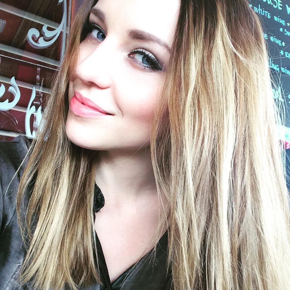 .. blondinka.