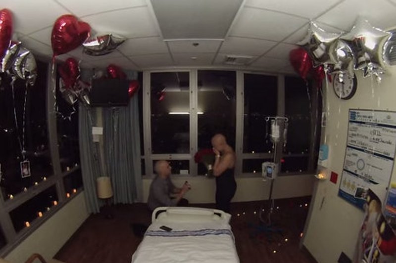 Ganljivo: Svojo srednješolsko ljubezen je zaprosil na zadnji dan njene kemoterapije (foto: Youtube)