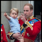 Princ George prvič na balkonu buckinghamske palače (foto: Profimedia)