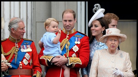 Princ George prvič na balkonu buckinghamske palače