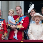 Princ George prvič na balkonu buckinghamske palače (foto: Profimedia)