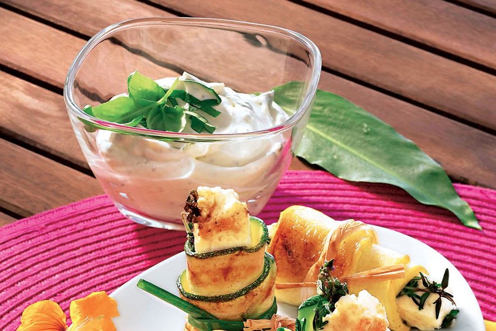 1. Bučkini zvitki z ovčjim sirom. Zanimivo za oči, slastno za brbončice. RECEPT: http://www.lisa.si/recepti/buckini-zvitki-z-ovcjim-sirom/