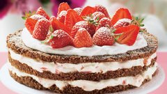 Jagodno-nugatova torta. Slastna in pripravljena brez peke. Idealno za začetnike. RECEPT: http://www.lisa.si/recepti/velikonocne-torte/