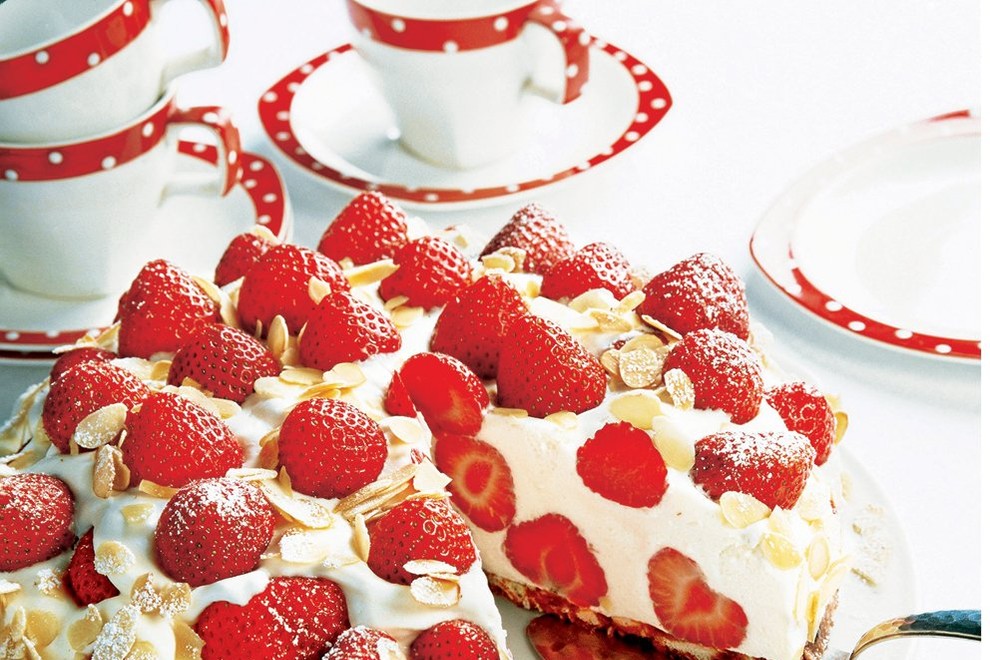 Kremna torta z jagodami. Sladki jagodni recept brez peke. RECEPT: http://www.lisa.si/recepti/kremna-torta-z-jagodami/