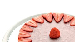 Presna jagodna torta. Presna jagodna torta je res preprosta za izdelavo – kot večina presnih sladic. RECEPT: http://www.lisa.si/recepti/presna-jagodna-torta/
