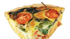 Sirova pita s špinačo in paradižnikom. Poceni in okusen špinačni recept: http://www.lisa.si/recepti/sirova-pita-s-spinaco-in-paradiznikom/