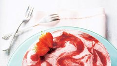 Skutna torta z jagodami. Prava paša za oči, nos in seveda usta! RECEPT: http://www.lisa.si/recepti/skutna-torta-z-jagodami-2/