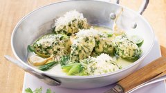 Špinačni cmoki v krebuljičnem maslu. Odličen špinačni recept za vegetarijance. RECEPT: http://www.lisa.si/recepti/spinacni-cmoki-v-krebuljicnem-maslu/