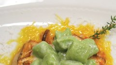 Špinačni njoki z lahko parmezanovo omako in jurčki. Špinačno kosilo z nekoliko več truda, ampak verjemite, da se splača! RECEPT: http://www.lisa.si/recepti/spinacni-njoki-z-lahko-parmezanovo-omako-in-jurcki/