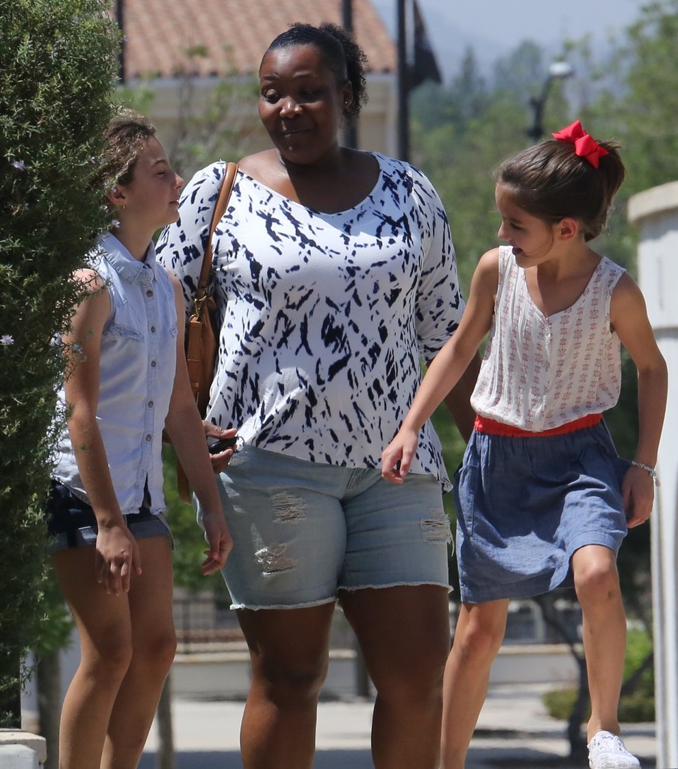 Suri Cruise v parku s prijateljico in varuško