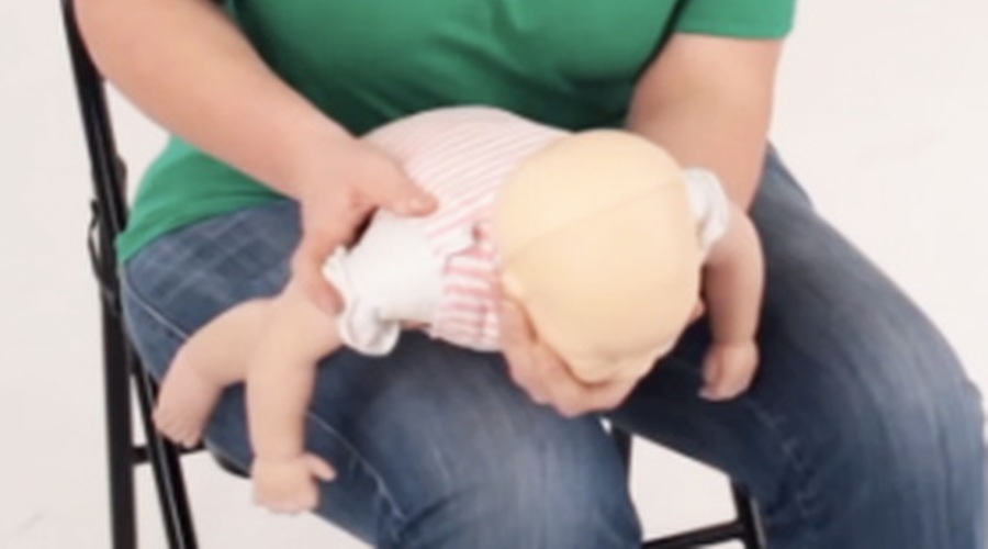 To lahko otroku, ki se duši, reši življenje! (foto: YouTube print screen)
