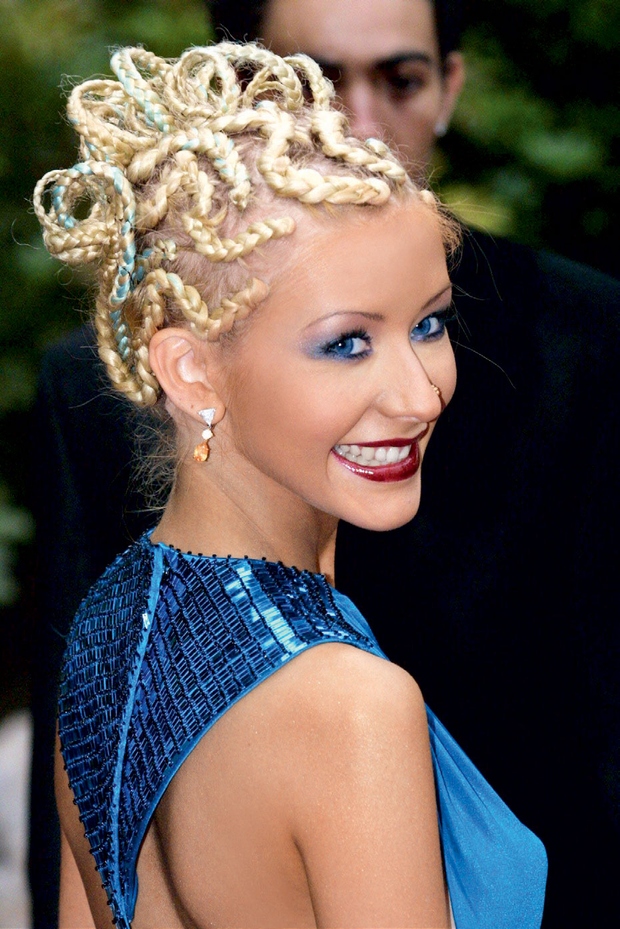 Christina Aguilera leta 2001: Pogosto eksperimentiranje z lasmi privede do stilskih uspehov, včasih pa te doleti tudi stilski spodrsljaj. Christinine …